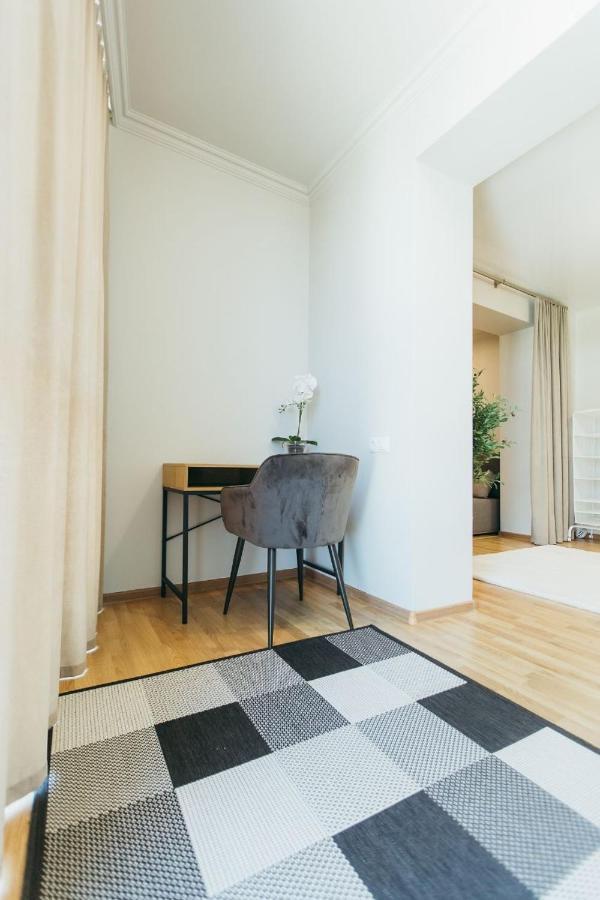 Atlant Luxury: Spacious Family Apartment on Golovna Chernivtsi Exterior photo