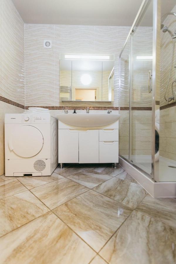 Atlant Luxury: Spacious Family Apartment on Golovna Chernivtsi Exterior photo