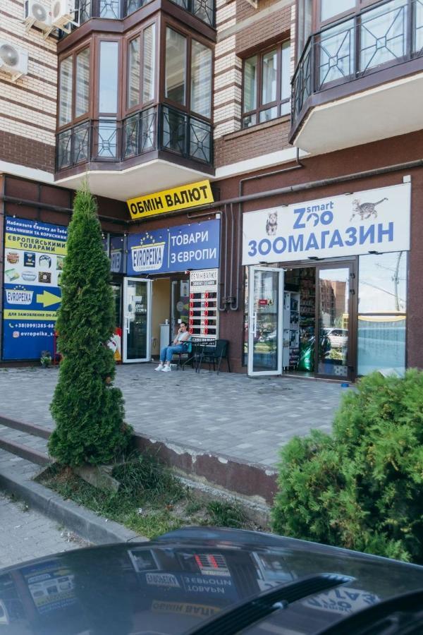 Atlant Luxury: Spacious Family Apartment on Golovna Chernivtsi Exterior photo