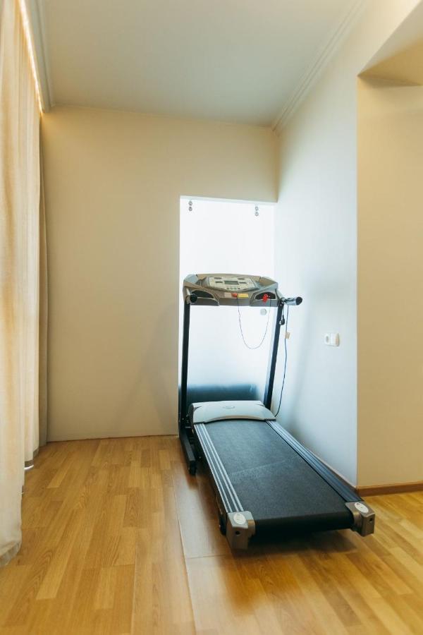 Atlant Luxury: Spacious Family Apartment on Golovna Chernivtsi Exterior photo