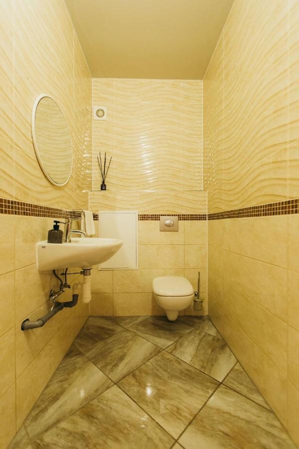 Atlant Luxury: Spacious Family Apartment on Golovna Chernivtsi Exterior photo