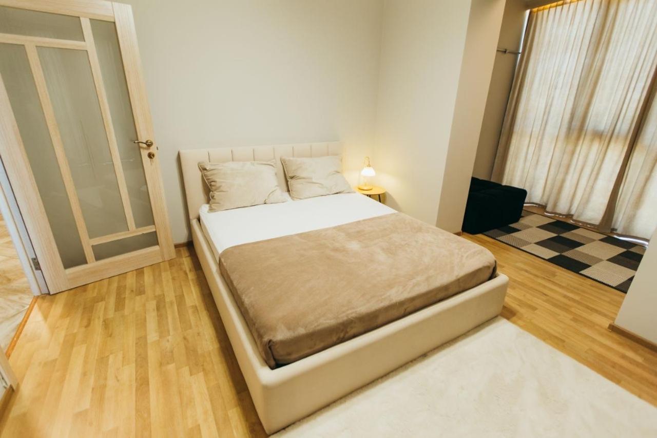 Atlant Luxury: Spacious Family Apartment on Golovna Chernivtsi Exterior photo