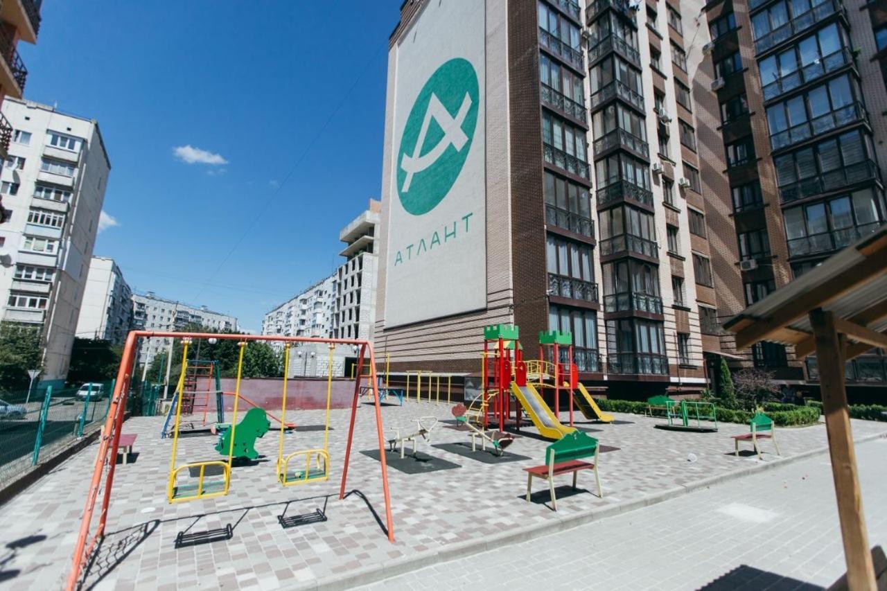 Atlant Luxury: Spacious Family Apartment on Golovna Chernivtsi Exterior photo