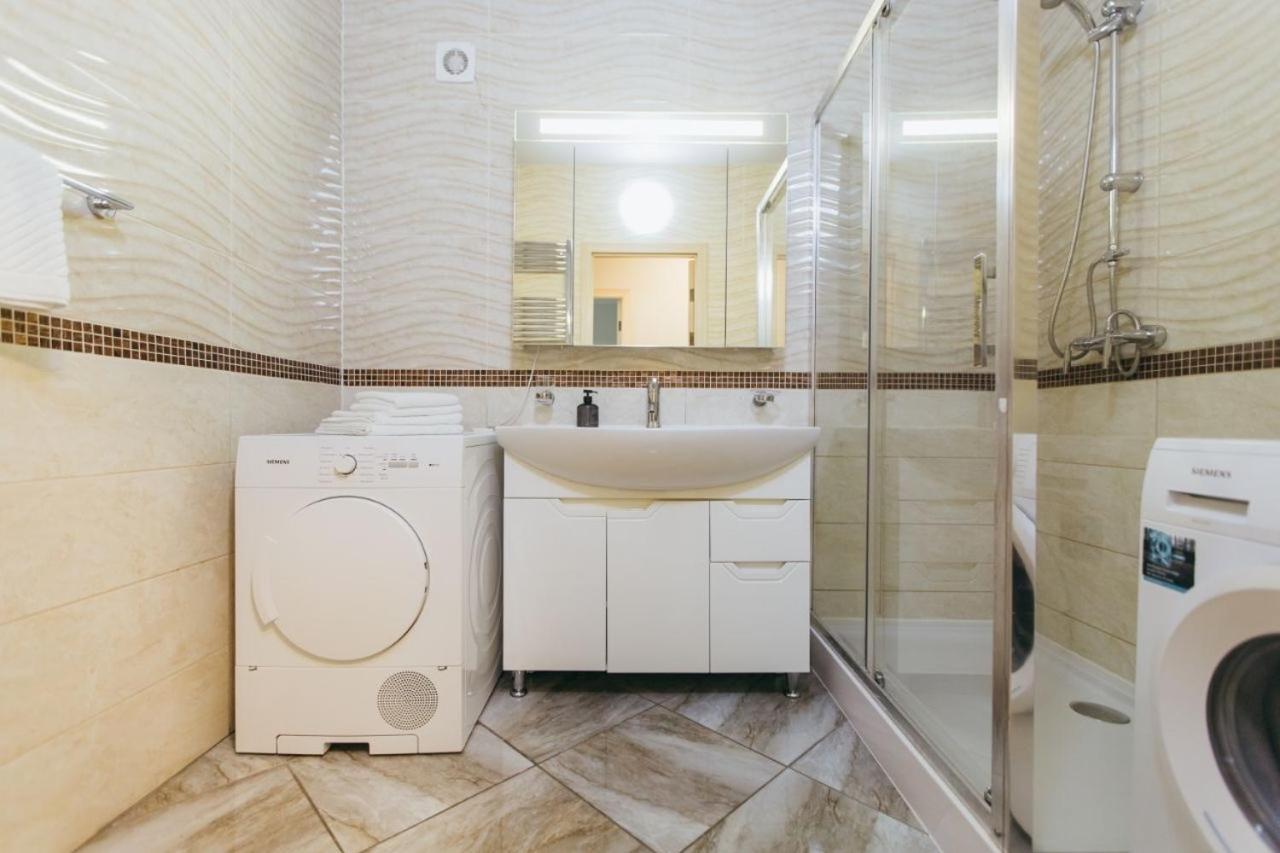 Atlant Luxury: Spacious Family Apartment on Golovna Chernivtsi Exterior photo